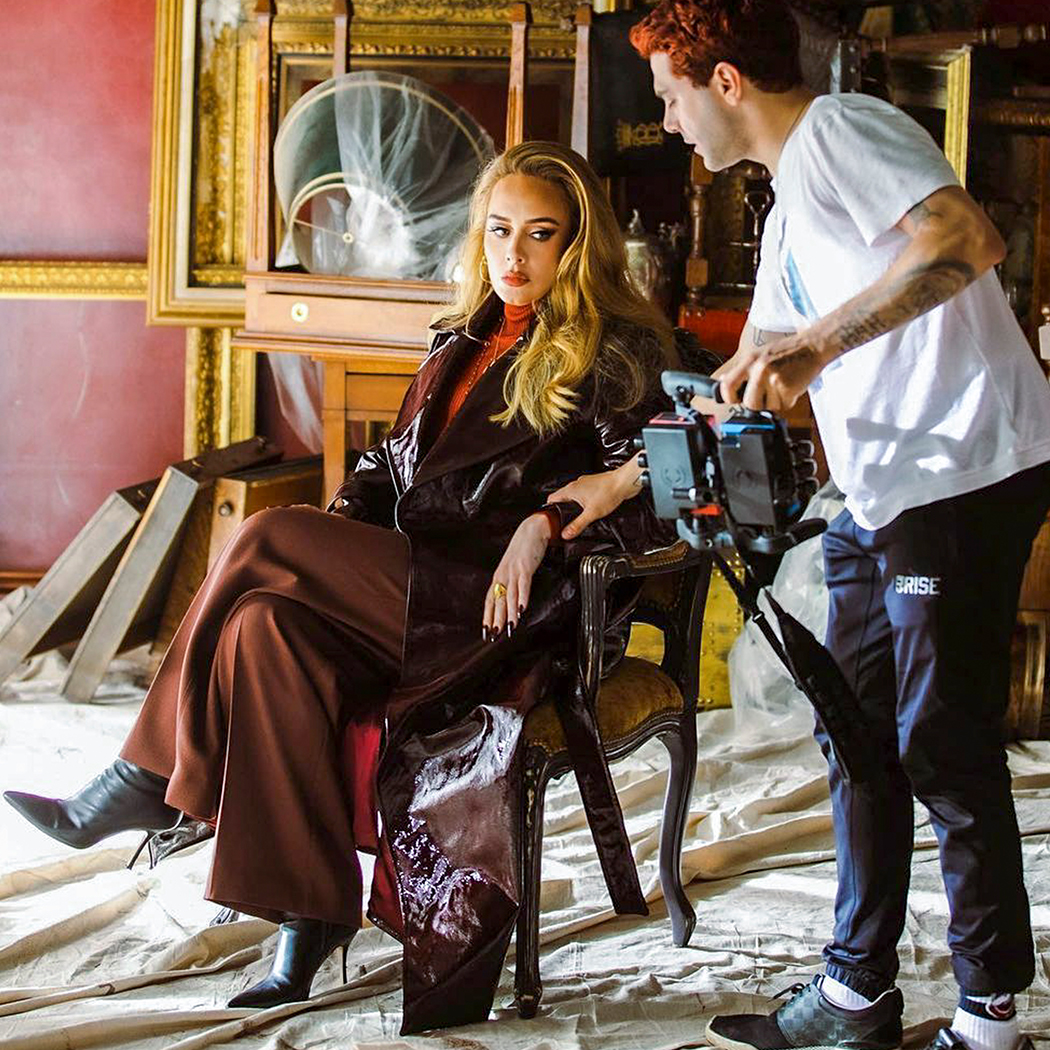 Adele powraca w wielkim stylu. Nie tylko w kwestii muzyki. Odtwórz eleganckie stylizacje